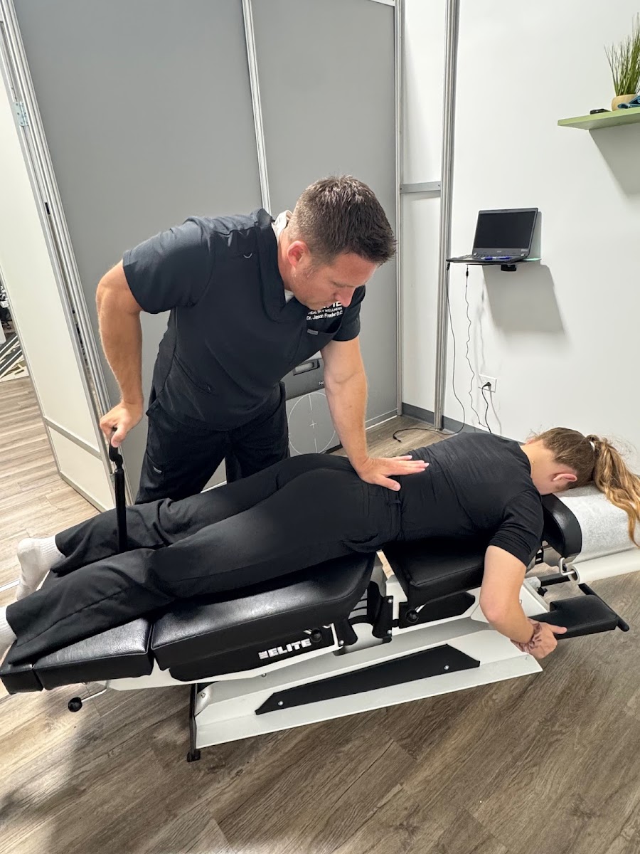 Dr. Jason Fowler providing chiropractic treatment in Carol Stream IL